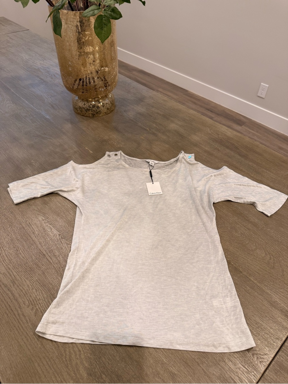 NWT! Calvin Klein Women’s Light Heather Gray Cold-Shoulder Tee w/ button detail